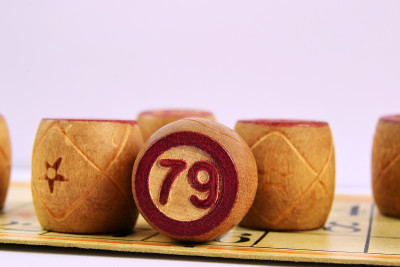 家庭棋盘游戏乐透。白底79号木桶