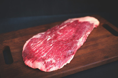 生牛肉在木板上俯视图