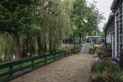 这条狭窄的街道在一个叫Zaanse Schans的小村庄里。