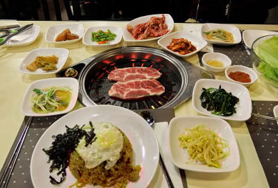 韩国烤肉配酱汁和开胃菜