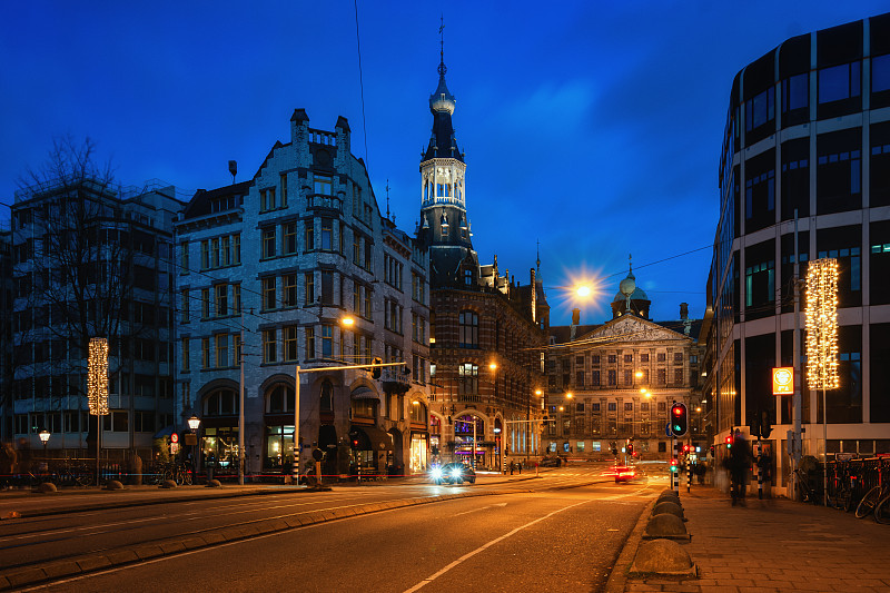 阿姆斯特丹老城的Raadhuisstraat，以皇宫为背景