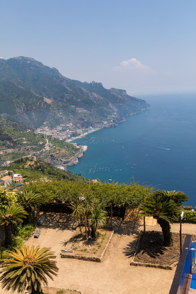 从Villa Rufolo, Ravello, Campania, Italy俯瞰萨莱诺湾
