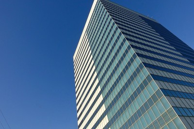 具有垂直线条外观的高层建筑