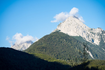 清晨，从密特瓦尔德镇可以看到湿斯坦山的山峰在云中