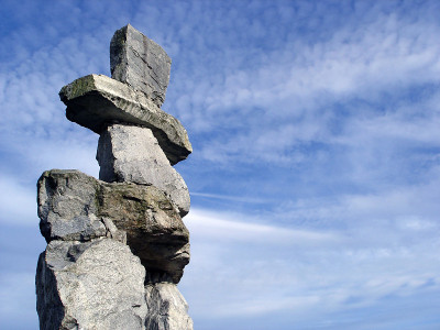 Inukshuk是温哥华的一个传统的本土雕塑。