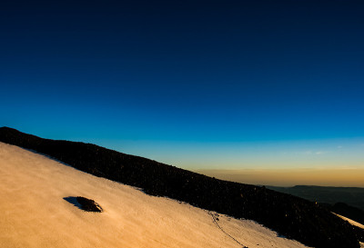 山上有雪。山上有雪。山拉