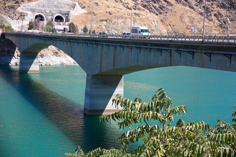 以拉齐格的哈扎尔湖(Elazığ)是该地区最重要的自然资产之一。