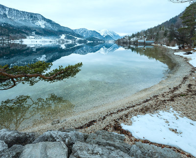 高山冬季湖景