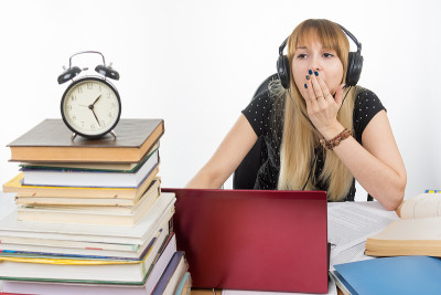 后来，这名学生在笔记本电脑前打了一个通宵的哈欠