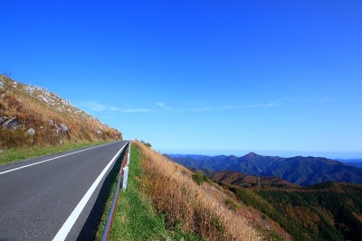 行驶路线在天空中，四国喀斯特，秋天