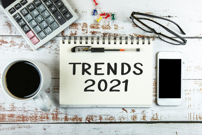 2021年趋势:用一杯咖啡和一个计算器在记事本上打字
