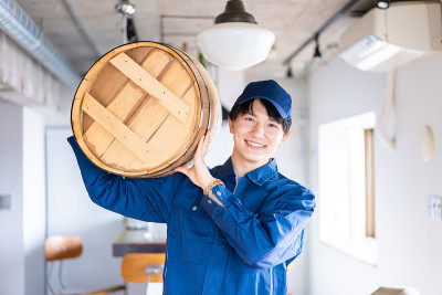 拿着桶的年轻人