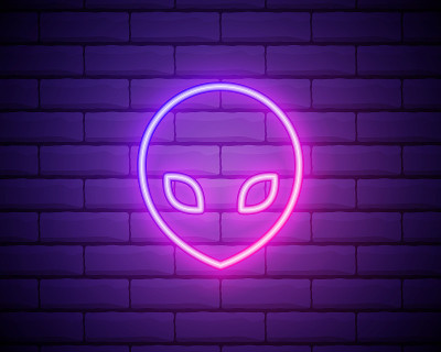 发光的霓虹灯异形图标孤立在砖墙的背景上。外星人的脸或头标志。矢量图