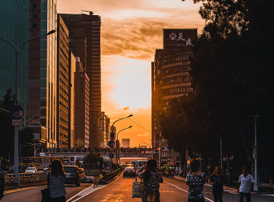 2019年8月11日，在台北市忠孝路沿线，夕阳西下
