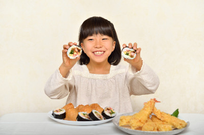 お寿司を食べる女の子