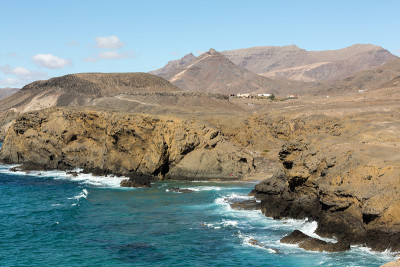 Fuerteventura西南部La Pared村附近的岩石海岸。