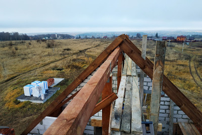 在屋顶建造之初，建造了一个弯曲的椽木屋顶