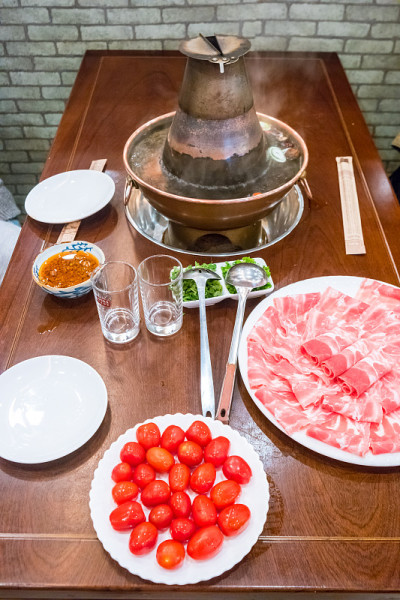 一种传统的中国火锅，有肉和调味品。