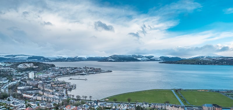 Gourock Bay从高与加雷洛克和周围的山覆盖在雪