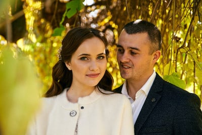 年轻男女刚刚结婚。幸福家庭的概念。现代家庭户外。