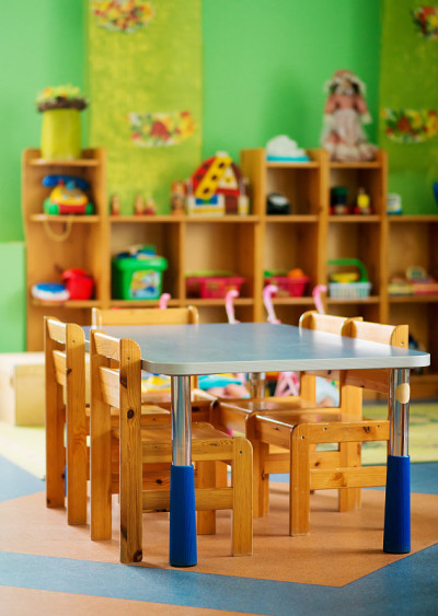 椅子，桌子和玩具。幼儿园的室内。