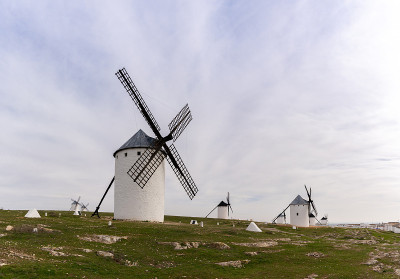 坎波·德克里普塔纳(Campo de Criptana)小镇上方的拉曼查(La Mancha)历史悠