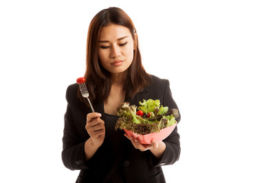 亚洲女商人讨厌沙拉。
