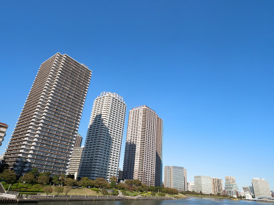 东京海滨地区的高楼公寓