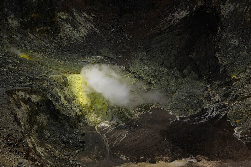 印度尼西亚Lokon火山口，黄色硫化物和有毒气体