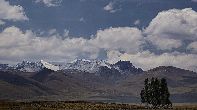 布兰卡山脉的云景。