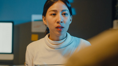 亚洲商人和商界女性会议头脑风暴一些新的想法，以他的合作伙伴一起工作，规划成功的策略，享受团队合作在小