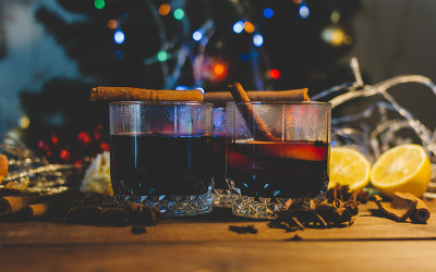 玻璃杯里的热葡萄酒