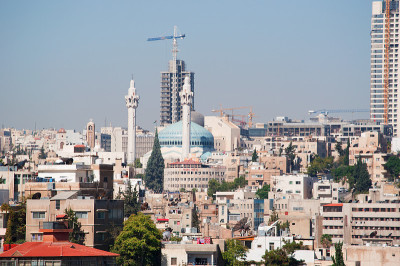 安曼:从安曼城堡(Amman Citadel)顶部俯瞰首都安曼全景，这里是历史和考古遗址，也是城市的