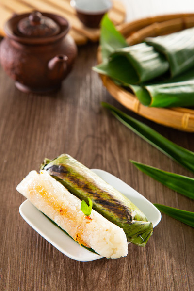 把庞钢烤糯米包在香蕉叶里，馅料美味可口