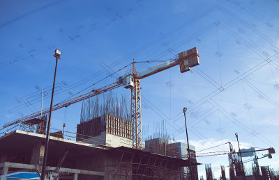建筑起重机与建筑工地同在蓝天下