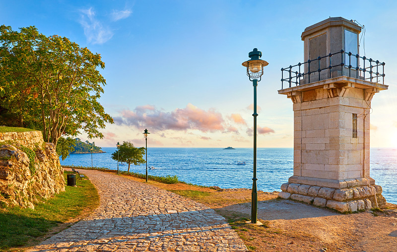 Rovinj,克罗地亚。海岸上的古老灯塔