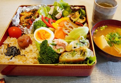 盒饭是一种传统的日本盒饭，叫做jubako