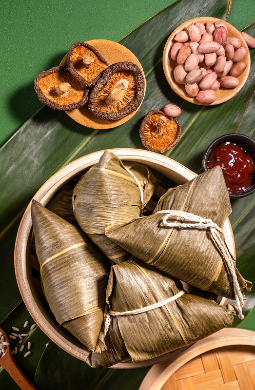 特写，复制空间，俯视图，平铺。著名的亚洲中国美味手工食品在端午节，蒸饺形状像金字塔的原料