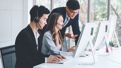 商务人员戴着耳机在办公室工作
