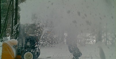 用吹雪机扫雪