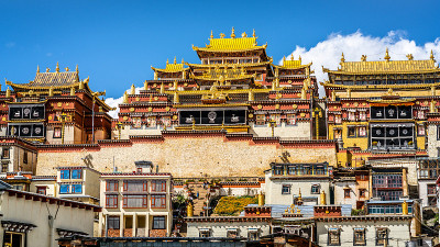 松赞林藏传佛教寺庙近距离景观与金色屋顶在清澈的蓝天云南香格里拉中国