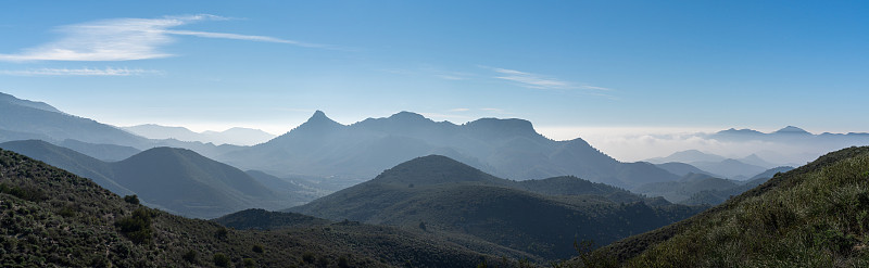 西班牙南部半沙漠山区的全景图