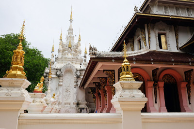 传统黄金圣殿和教堂在寺庙的兰那风格的名字是“Wat Pa Dara Phirom Phra Chul