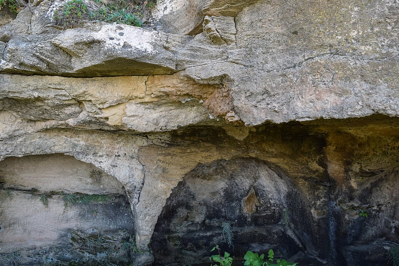 Agios Georgios Pegeia村的古墓。塞浦路斯岛