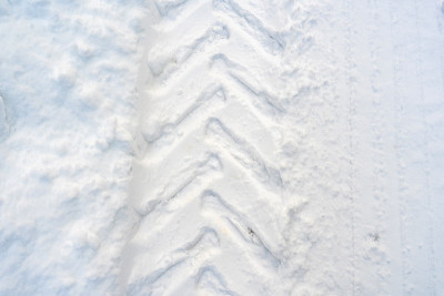 暴风雪后的雪地上拖拉机轮胎的纹理痕迹