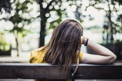 后视图的女人整理她的头发在公园