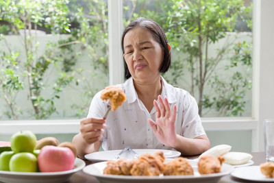 年长的亚洲女人不喜欢炸鸡。年长的亚洲妇女donâ不吃垃圾食品或快餐。保健和老龄化概念