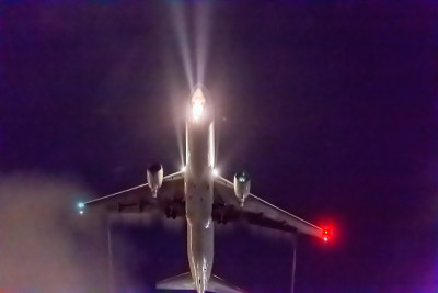 一架在夜空中飞行的飞机