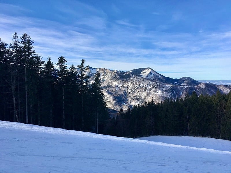 雪地里的坎彭旺德。冬天在巴伐利亚。冬季仙境。