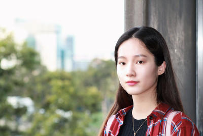 大学校园里美丽的年轻亚洲女人